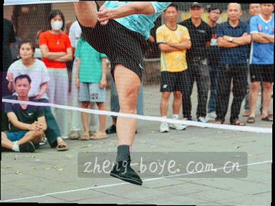 手机界面右上角出现实时追比分浮窗，展示联赛球迷板块博业资讯